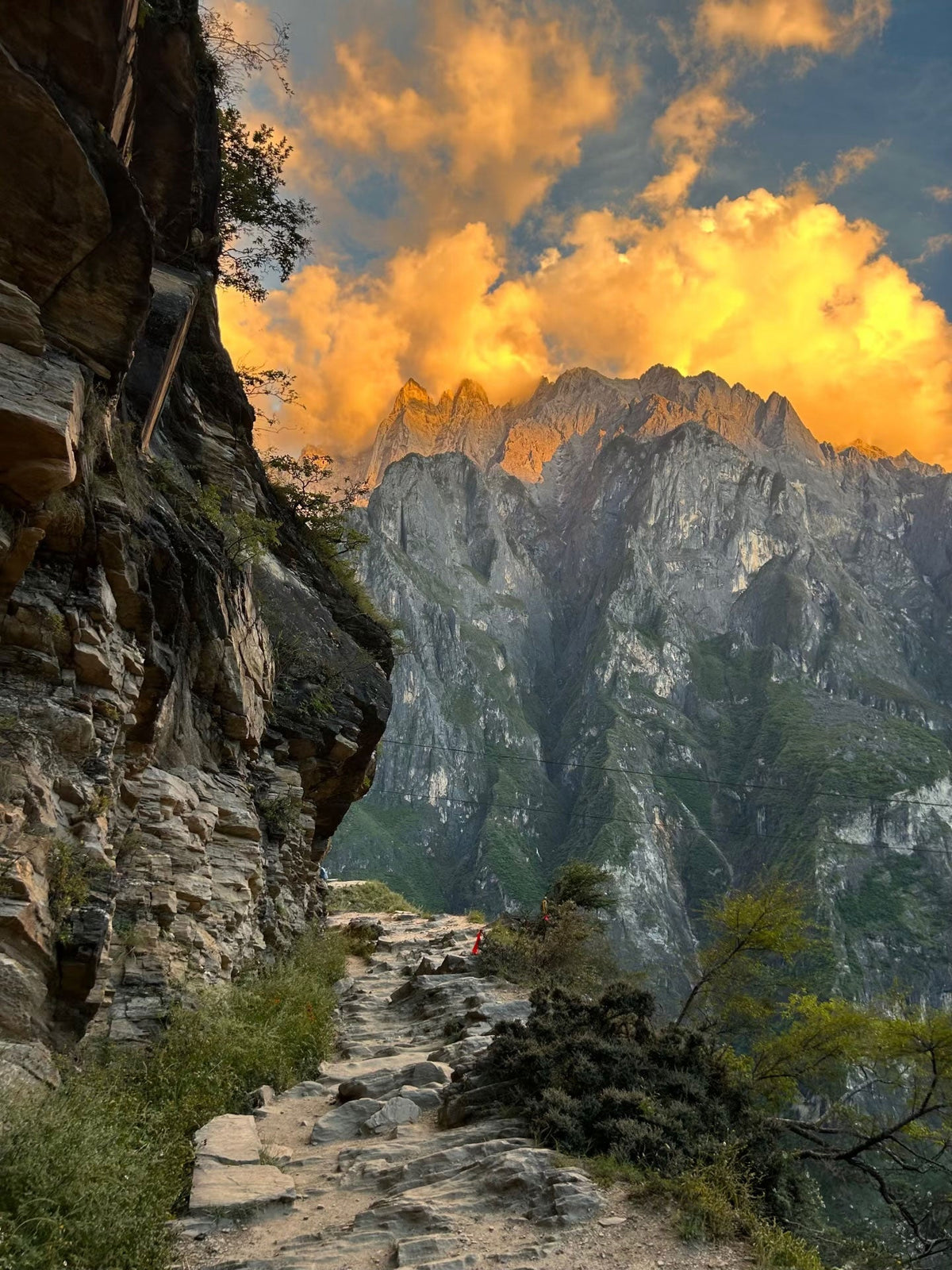 Tiger Leaping Gorge: Hanging on the Edge of the Jade Dragon - TACVASEN